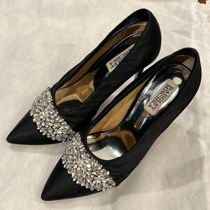 Badgley Mischka Vanilla Crystal Embellished Pumps. Size 9.5
